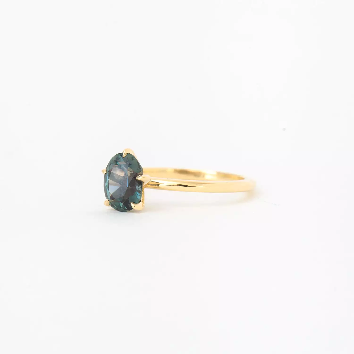 1.56 ct Oval Montana Color-Change Sapphire Vault Ring