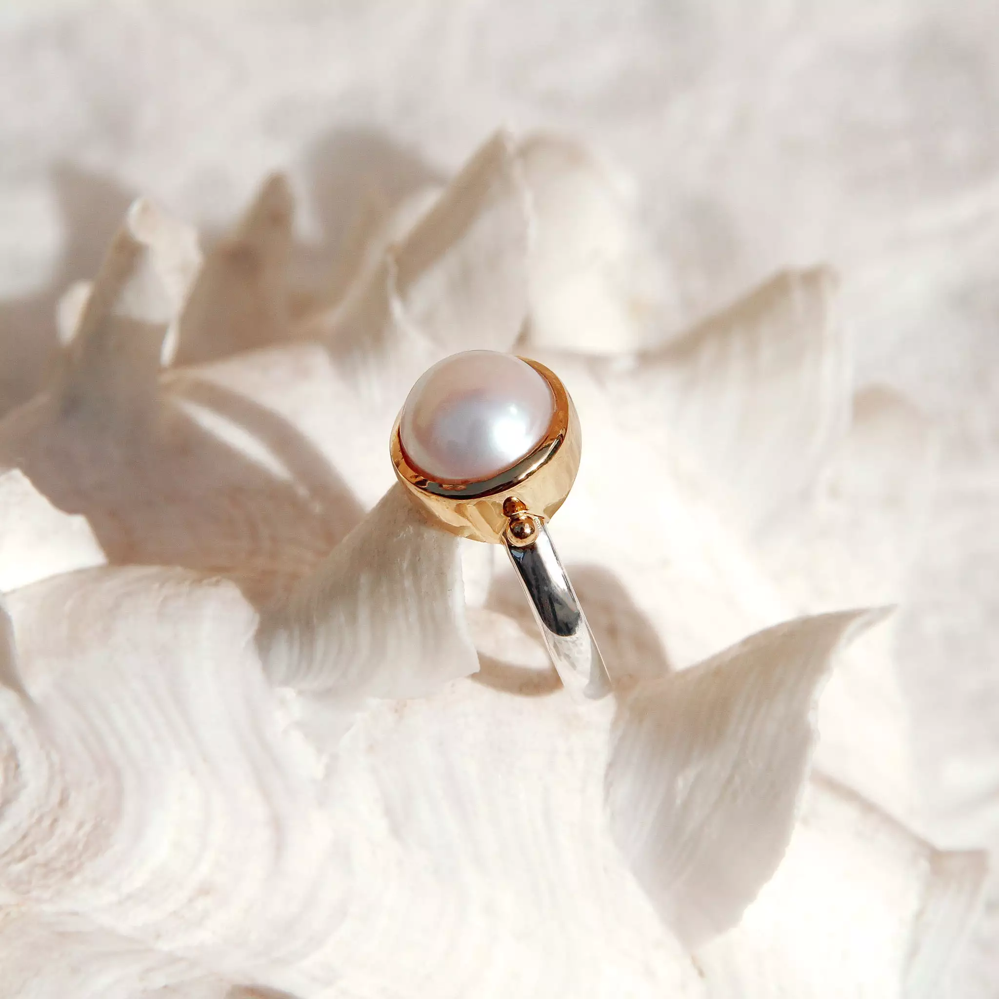 A Najo Garland Pearl Gold Ring