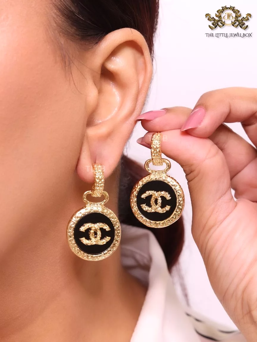 Double C on black enamel hanging gold earrings S4469795