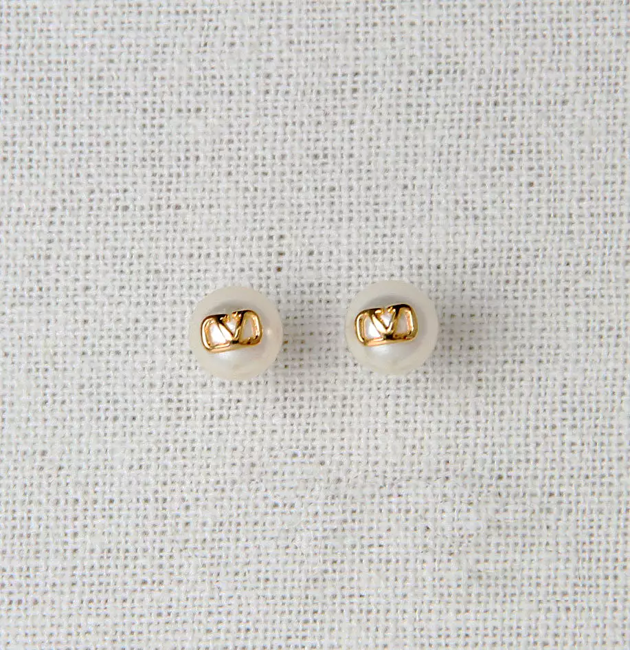 Pearl V Studs Small 10mm, Gold