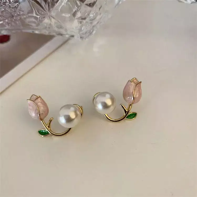 Tulip Pearl Earrings