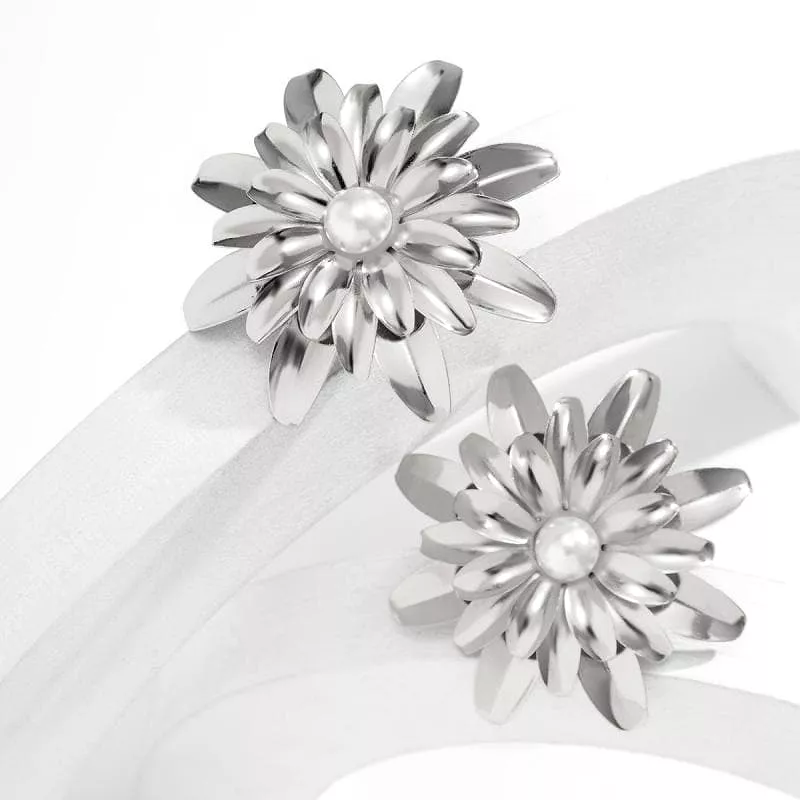 Women's Exaggerated Daisy Flower Stereo Stud Earrings