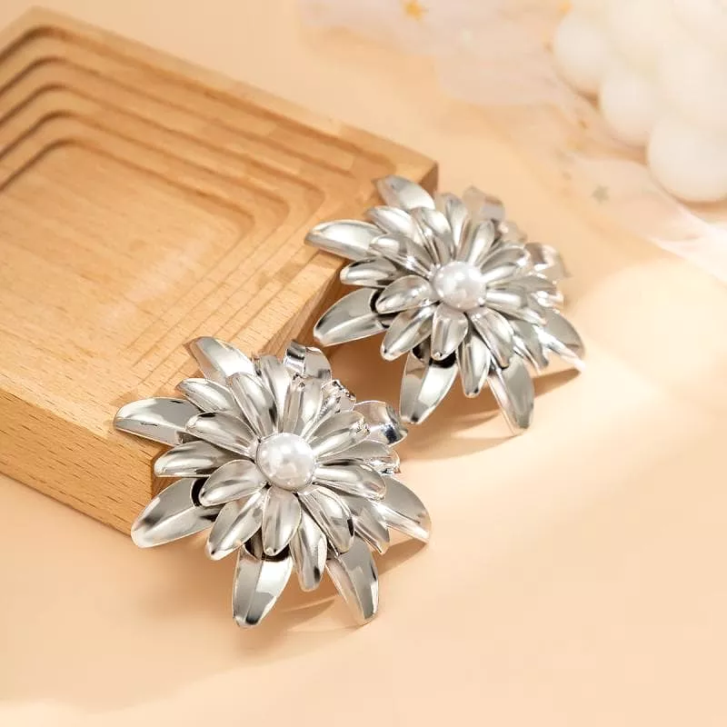 Women's Exaggerated Daisy Flower Stereo Stud Earrings